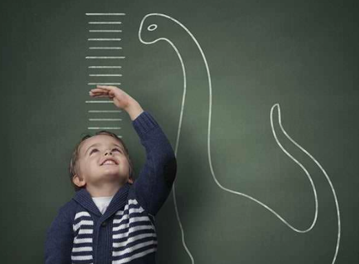 Niño/a midiendo estatura en consulta.